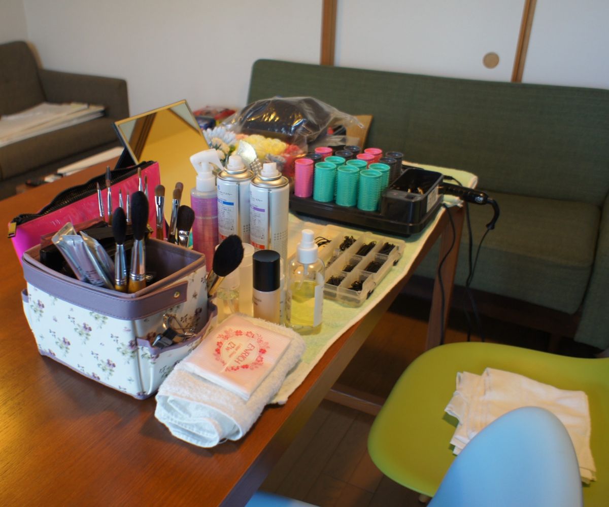 ヘアセットとメイクの道具