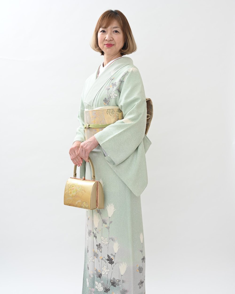訪問着を着た女性の立ち姿